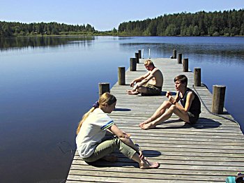 Merja, Olli ja Anna laiturilla